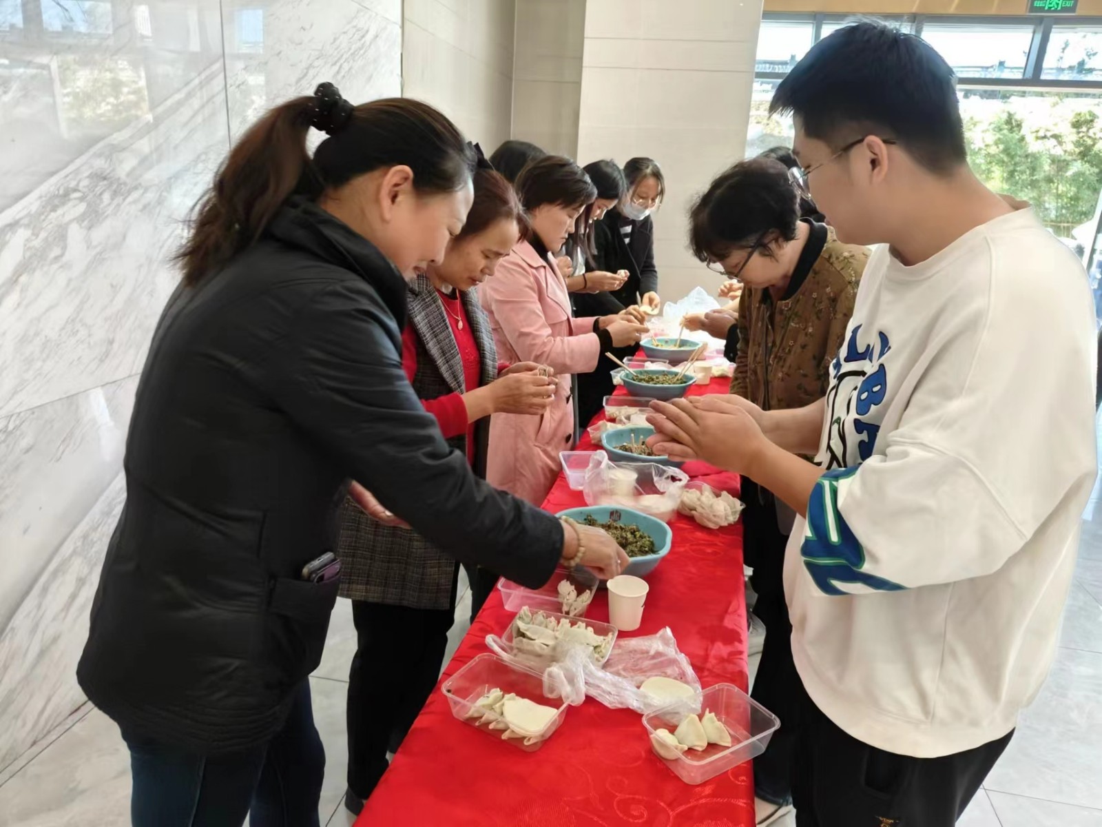 立冬“饺”好运 欢乐续暖情——鼎鑫中心佳旭物业举办“初冬送温情 缤纷饺子宴”业主厨艺大比拼活动