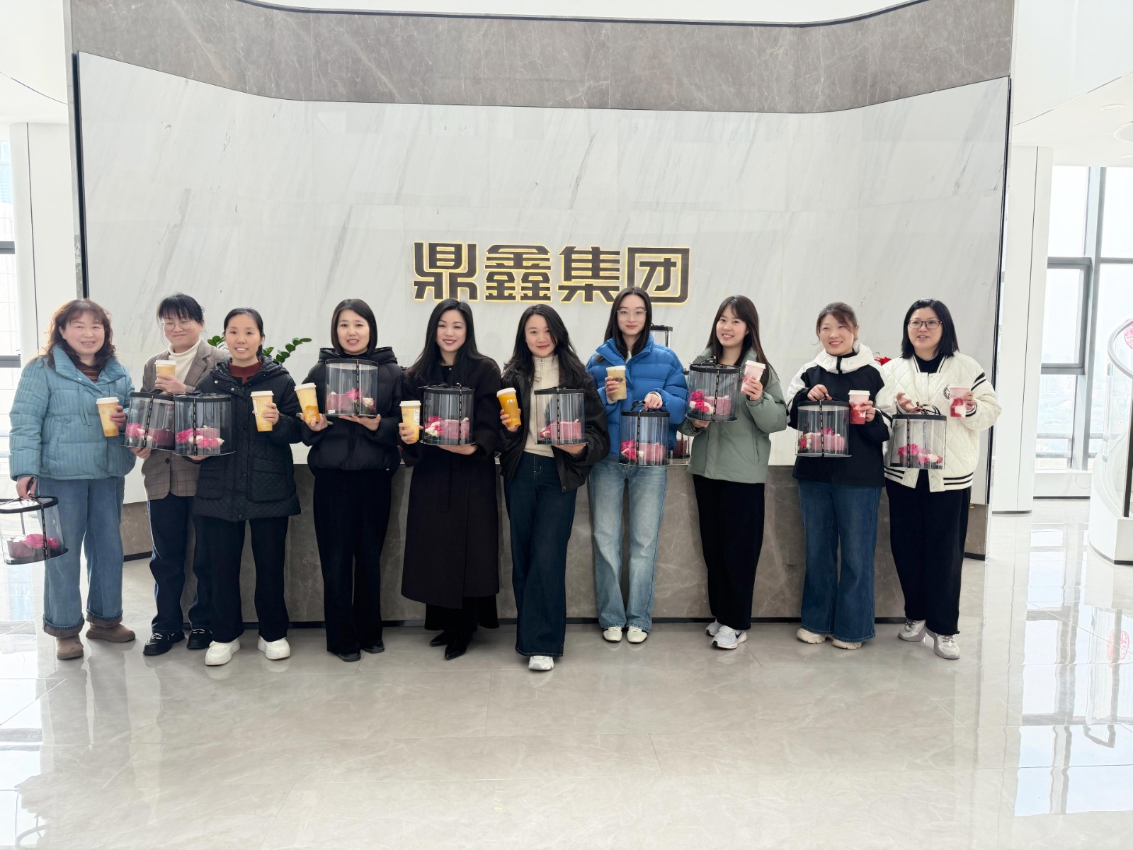 鼎鑫集团女神节送福利   鲜花蛋糕奶茶暖人心